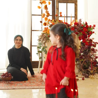 عکس کودک دختر همراه با مادر با تم شب یلدا
