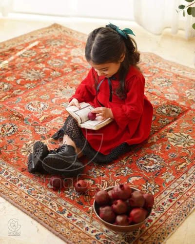 عکس کودک دختر با تم شب یلدا در آتلیه عکاسی ریماگل